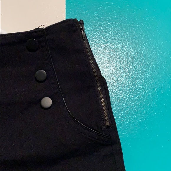 FOREVER 21 • Cotton & Spandex blend • shorts - Picture 2 of 4